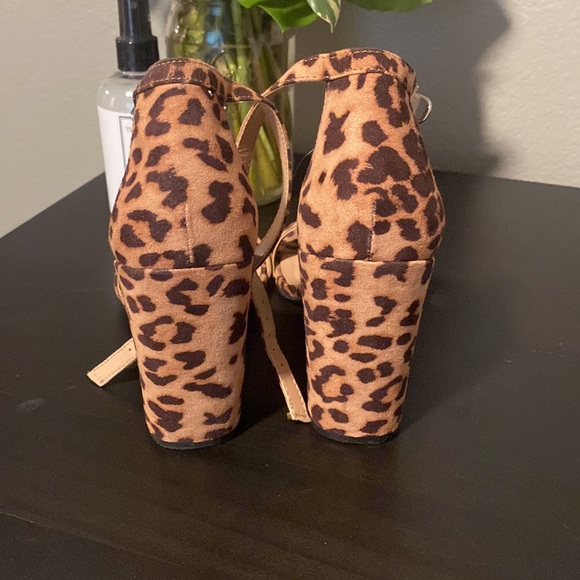 HEELS - Picture 2 of 3